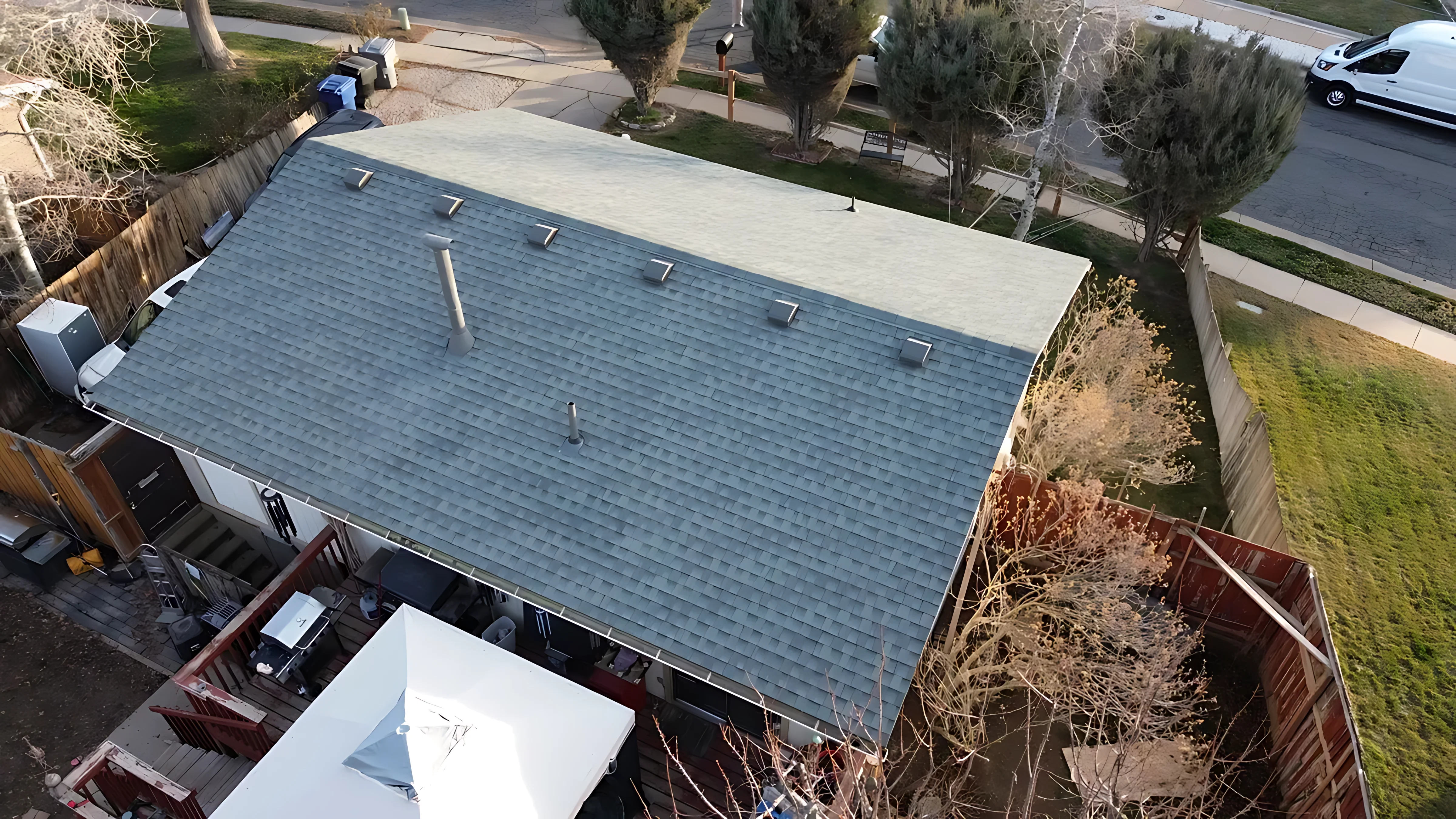 Comparison of asphalt shingles and stone-coated steel tiles on a roof model